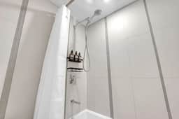 Modern 1BDR Condo | Toronto's Most Iconic Location