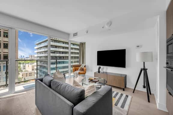 Chic & Stylish Condo in the Heart of Toronto - Image 1