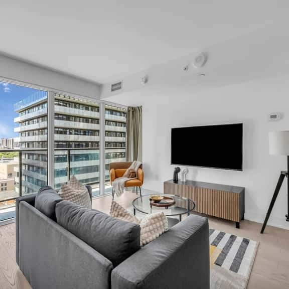 Chic & Stylish Condo in the Heart of Toronto - Image 1