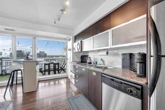 Liberty Village Corner Suite | Skyline & Balcony