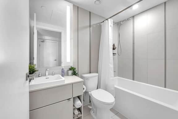 Modern 1BDR Condo | Toronto's Most Iconic Location