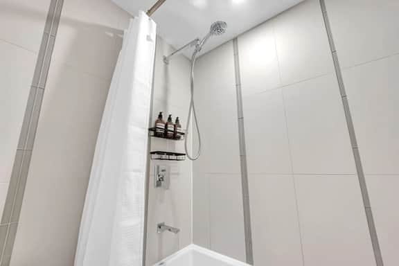 Modern 1BDR Condo | Toronto's Most Iconic Location